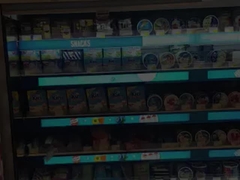 Lcd-Bildschirm mit gestrecktem Regal