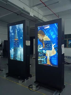 Auf dem Boden stehende LCD-Digitalsignage-Anzeige Vertikale Werbeanzeige im Außenbereich 2500Cd/m2