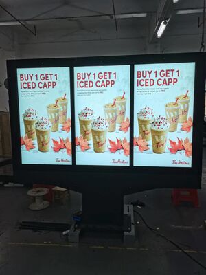 LCD-Digital Signage Display mit 2500 Cd/m2 Helligkeit und Quad-Core Cortex-A17 für Außenwerbung